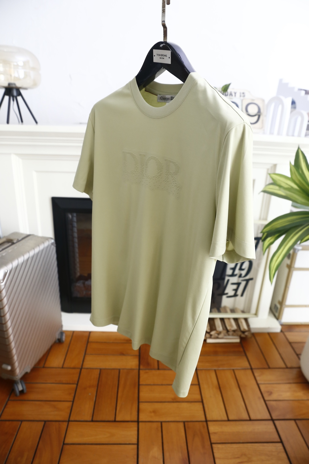 🔥迪奥.26夏季新品！时尚男士百搭短袖👍经典小圆领设计，领口内侧带有精致织带细节，胸前采用点状镂空压印工