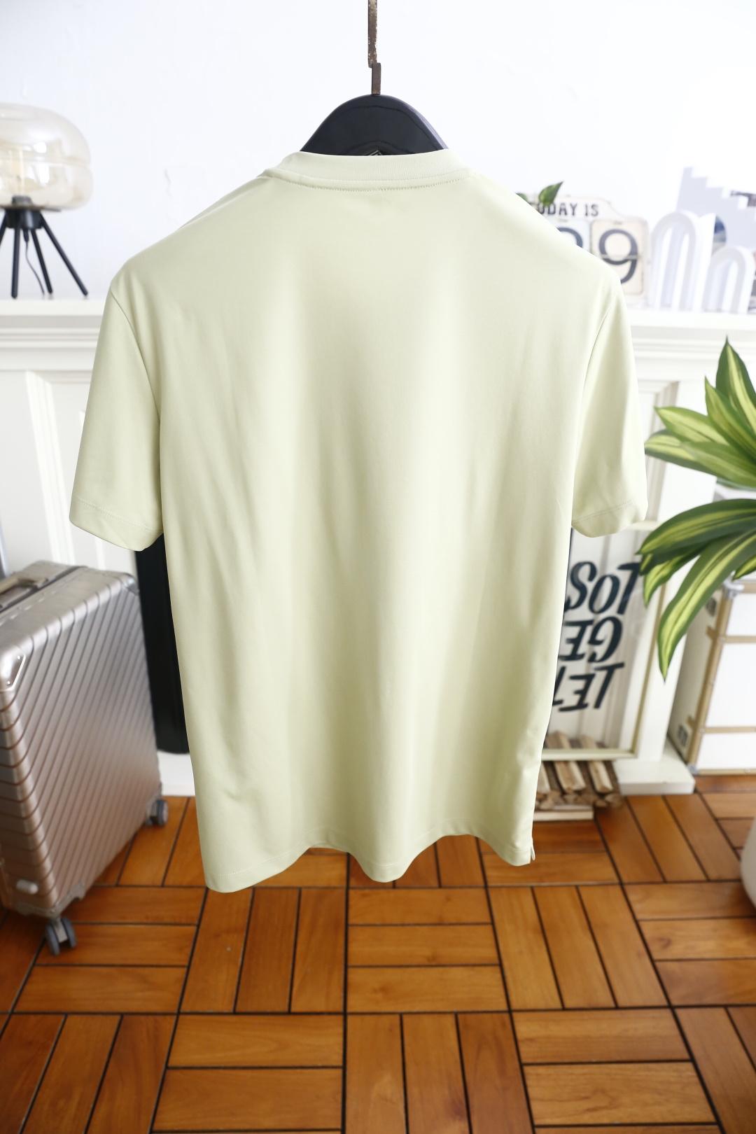 🔥迪奥.26夏季新品！时尚男士百搭短袖👍经典小圆领设计，领口内侧带有精致织带细节，胸前采用点状镂空压印工