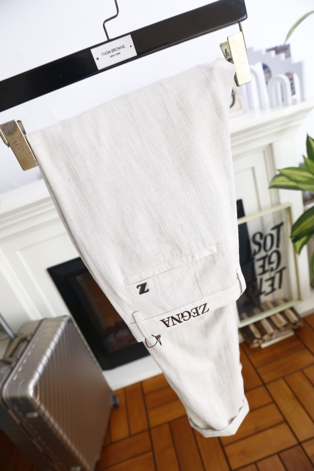 🔥杰尼亚.26夏季新品！时尚男士百搭休闲西裤👍标准西裤腰头设计，配有常规裤袢，后腰处印有品牌字母标识，后