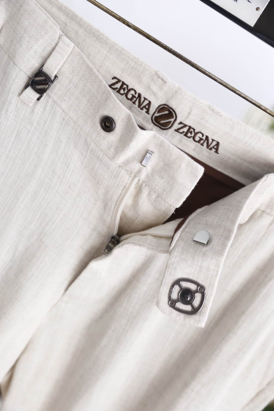 🔥杰尼亚.26夏季新品！时尚男士百搭休闲西裤👍标准西裤腰头设计，配有常规裤袢，后腰处印有品牌字母标识，后