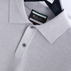 🔥Loro piana.26夏季新品!时尚男士百搭针织Polo衫采用利落的翻领设计,搭配门襟双扣细节,简 🔥Loro piana.26夏季新品!时尚男士百搭针织Polo衫采用利落的翻领设计,搭配门襟双扣细节,简
