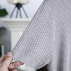 🔥Loro piana.26夏季新品!时尚男士百搭针织Polo衫采用利落的翻领设计,搭配门襟双扣细节,简 🔥Loro piana.26夏季新品!时尚男士百搭针织Polo衫采用利落的翻领设计,搭配门襟双扣细节,简