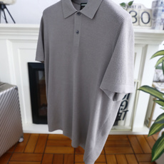 🔥Loro piana.26夏季新品!时尚男士百搭针织Polo衫采用利落的翻领设计,搭配门襟双扣细节,简 🔥Loro piana.26夏季新品!时尚男士百搭针织Polo衫采用利落的翻领设计,搭配门襟双扣细节,简