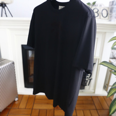 🔥爱马仕.26夏季新品,时尚男士百搭短袖👍以利落剪裁勾勒松弛有度的廓形线条,自在舒展间兼容多元身形。衣身 🔥爱马仕.26夏季新品,时尚男士百搭短袖👍以利落剪裁勾勒松弛有度的廓形线条,自在舒展间兼容多元身形。衣身