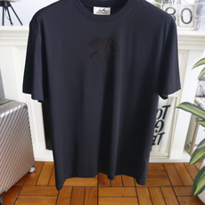 🔥爱马仕.26夏季新品,时尚男士百搭短袖👍以利落剪裁勾勒松弛有度的廓形线条,自在舒展间兼容多元身形。衣身 🔥爱马仕.26夏季新品,时尚男士百搭短袖👍以利落剪裁勾勒松弛有度的廓形线条,自在舒展间兼容多元身形。衣身