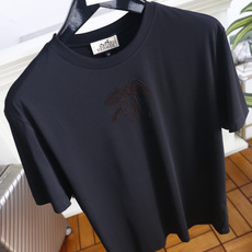 🔥爱马仕.26夏季新品,时尚男士百搭短袖👍以利落剪裁勾勒松弛有度的廓形线条,自在舒展间兼容多元身形。衣身 🔥爱马仕.26夏季新品,时尚男士百搭短袖👍以利落剪裁勾勒松弛有度的廓形线条,自在舒展间兼容多元身形。衣身