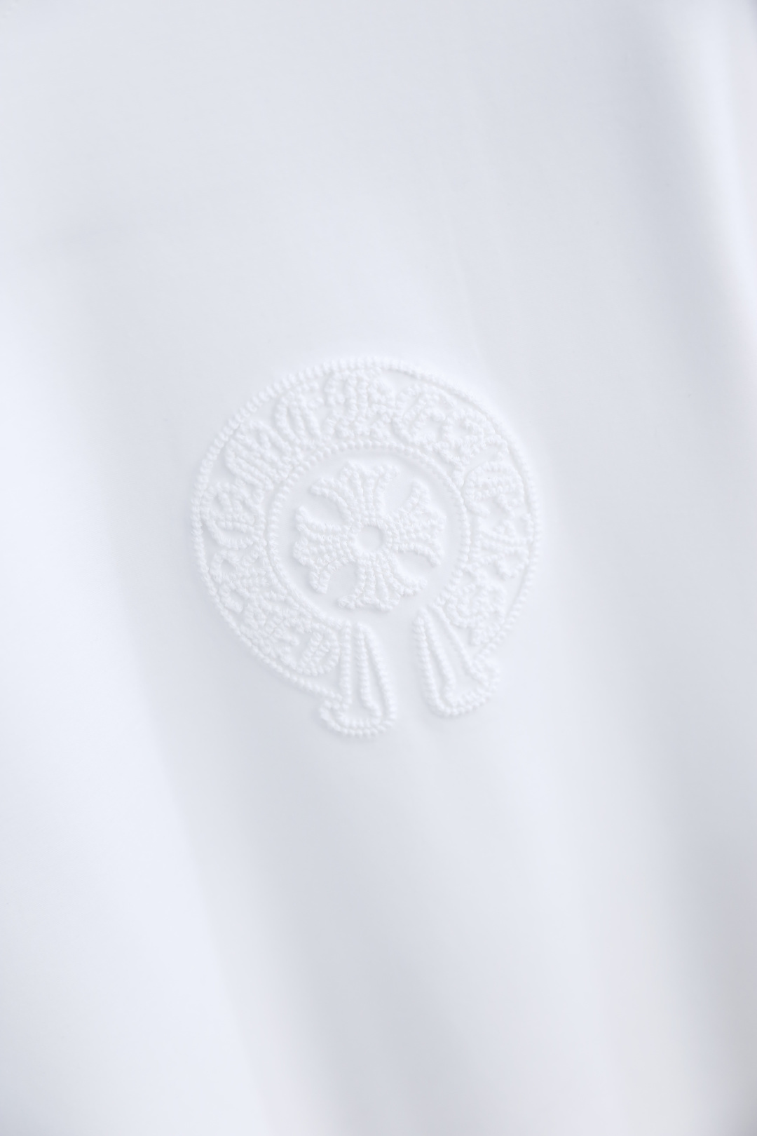 🔥克罗心.26夏季新品，时尚男士百搭圆领短袖👍利落剪裁勾勒松弛有型的线条，宽松廓形自在舒展，不挑身形更显