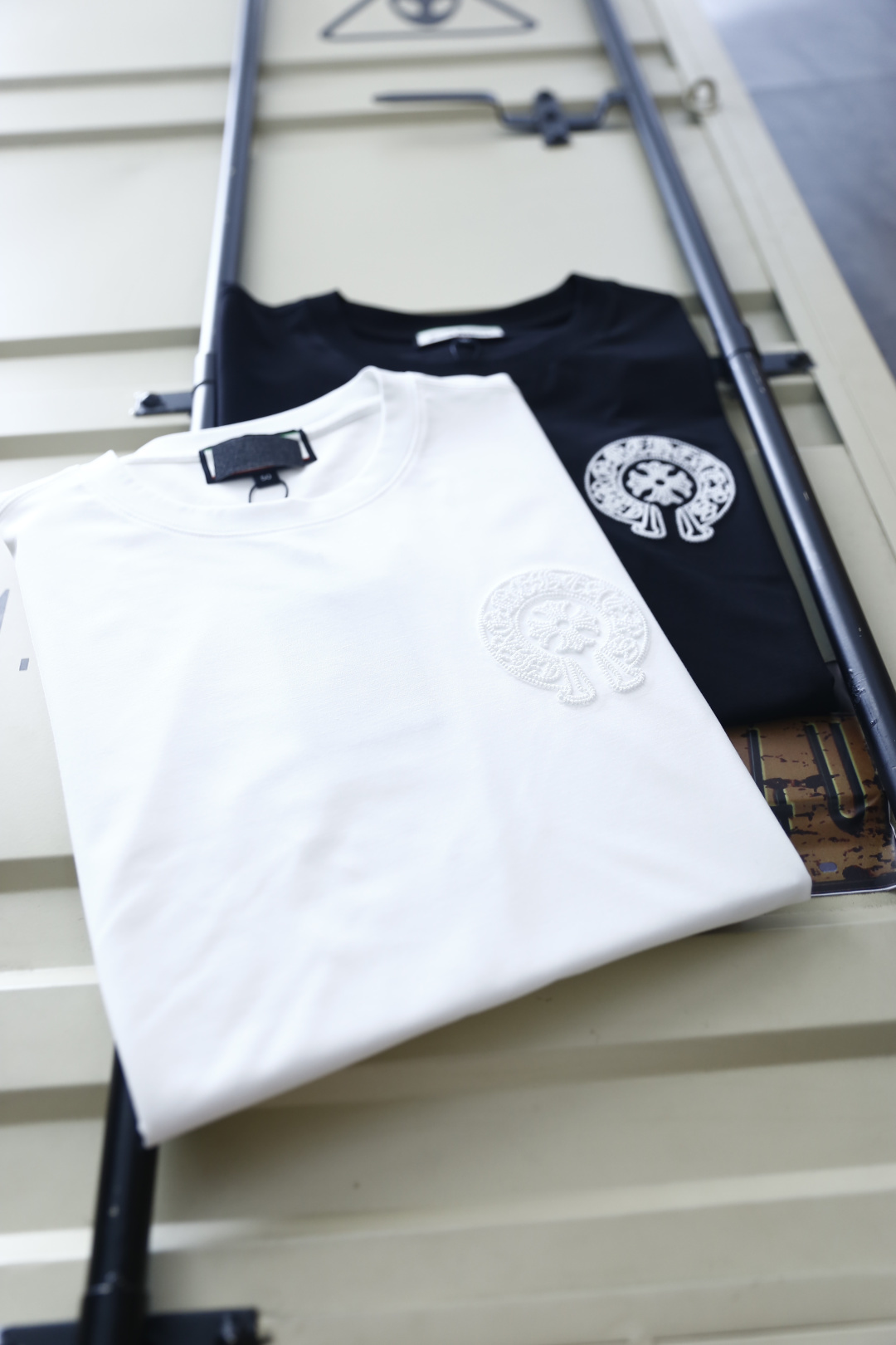 🔥克罗心.26夏季新品，时尚男士百搭圆领短袖👍利落剪裁勾勒松弛有型的线条，宽松廓形自在舒展，不挑身形更显