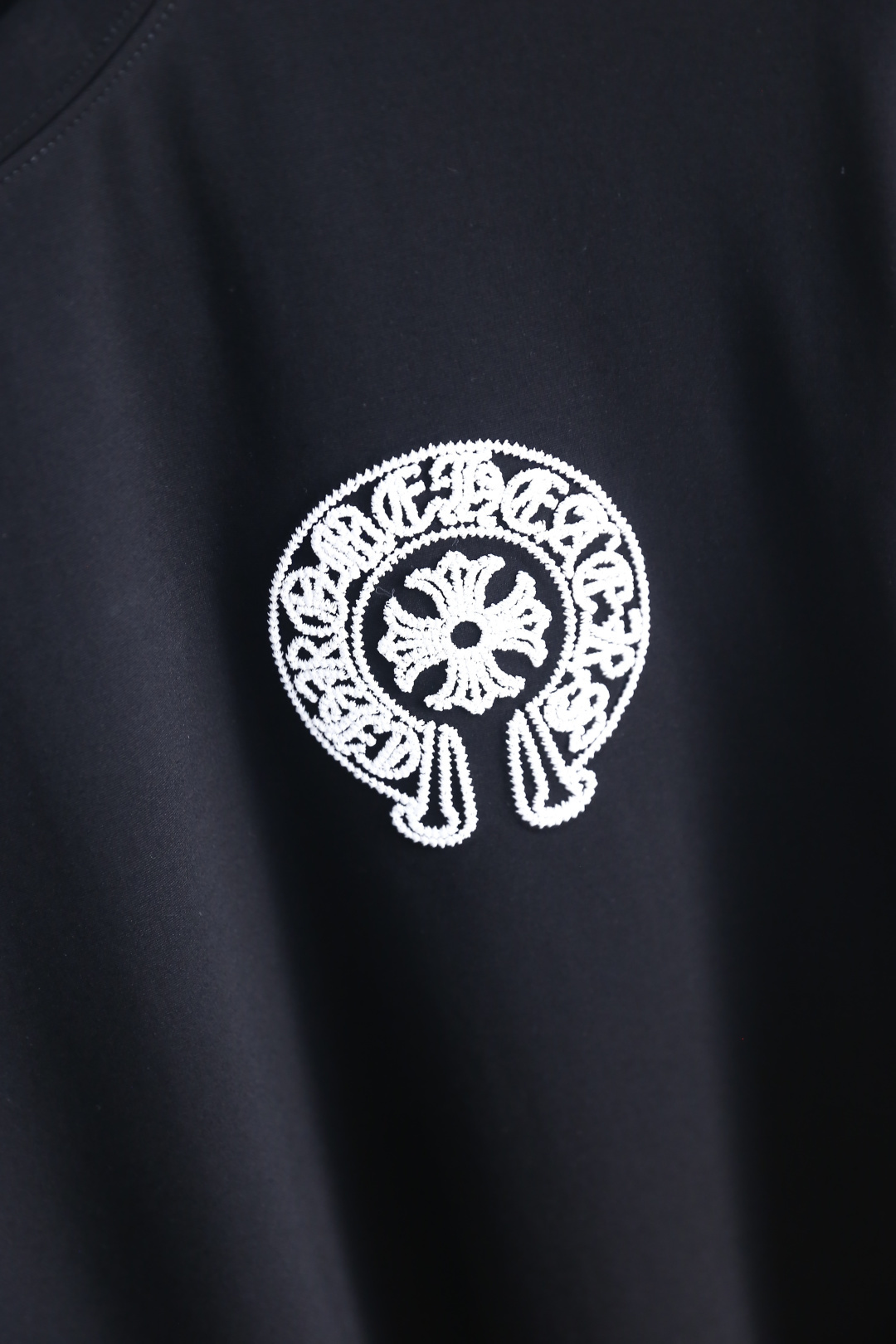 🔥克罗心.26夏季新品，时尚男士百搭圆领短袖👍利落剪裁勾勒松弛有型的线条，宽松廓形自在舒展，不挑身形更显
