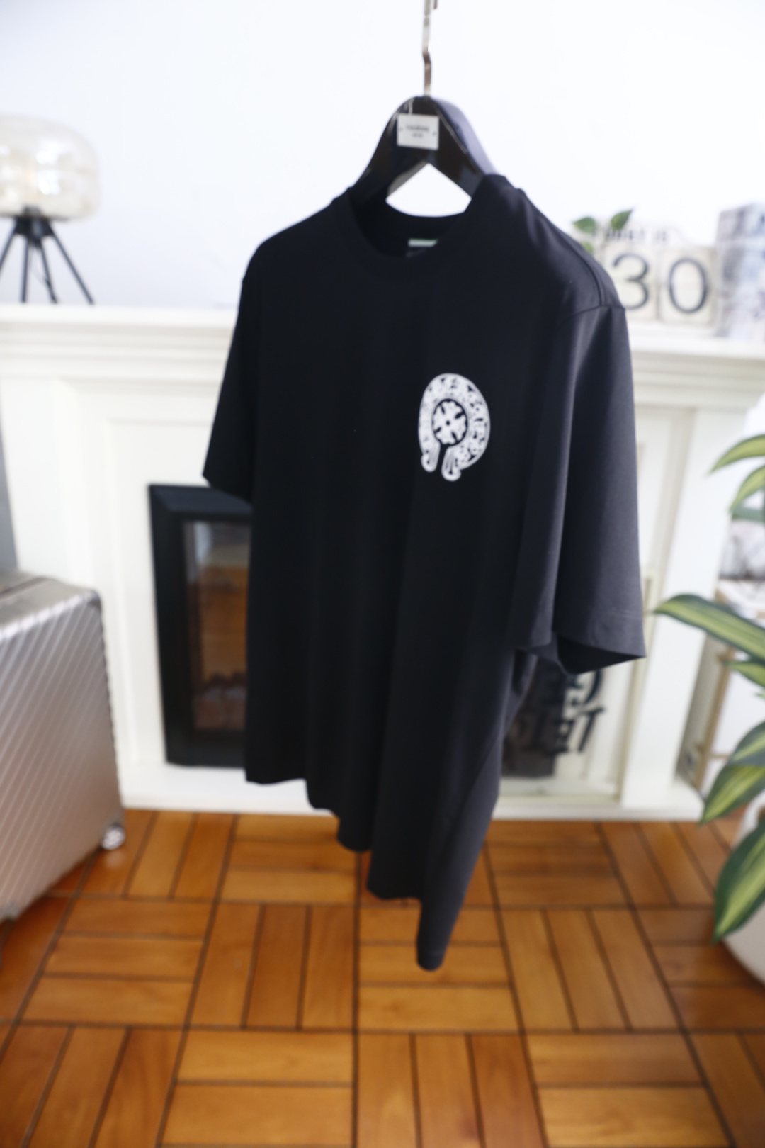 🔥克罗心.26夏季新品，时尚男士百搭圆领短袖👍利落剪裁勾勒松弛有型的线条，宽松廓形自在舒展，不挑身形更显