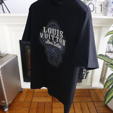 🔥路易威*/LV.26夏季新品!时尚男士百搭圆领短袖T恤,胸前印有品牌标志性Vivienne玩偶形象,玩 🔥路易威*/LV.26夏季新品!时尚男士百搭圆领短袖T恤,胸前印有品牌标志性Vivienne玩偶形象,玩