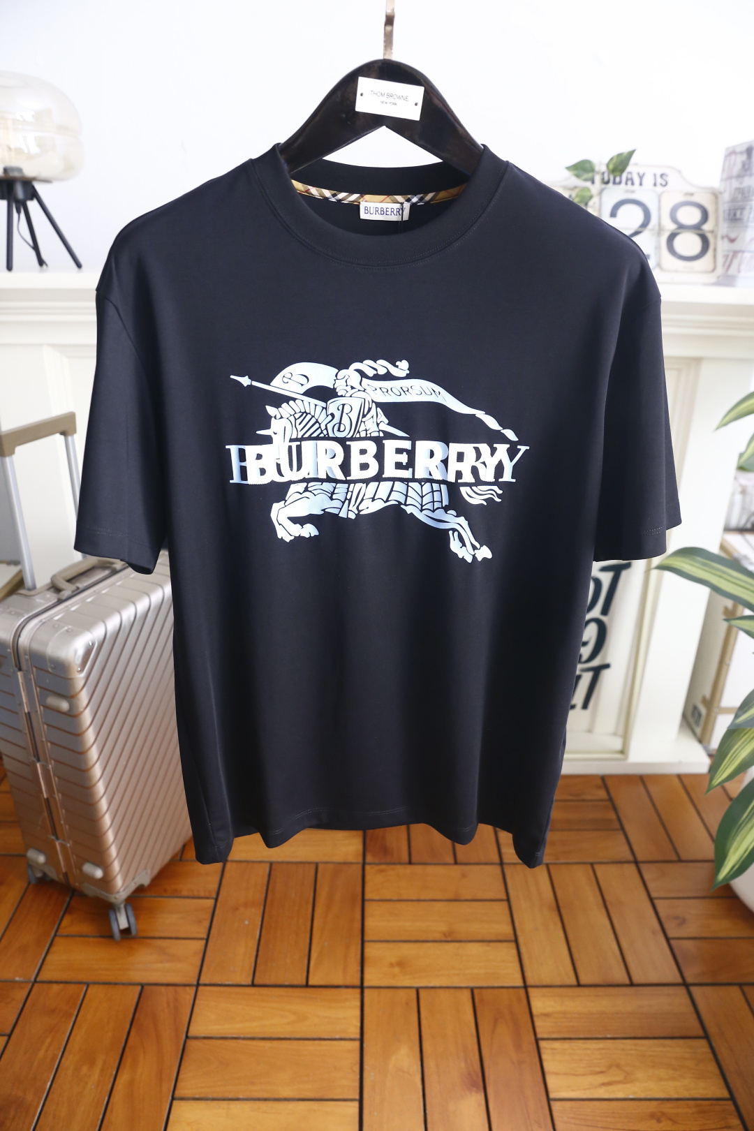 🔥巴宝莉.26夏季新品！时尚男士百搭圆领短袖T恤，以品牌标志性的骑士图案与字母标识作为核心视觉元素，图案