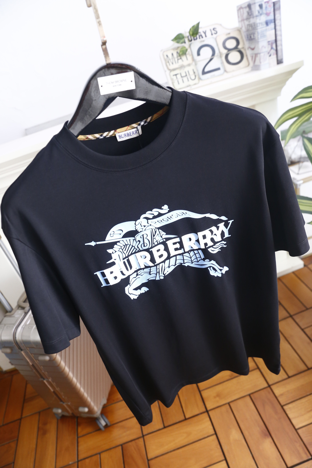 🔥巴宝莉.26夏季新品！时尚男士百搭圆领短袖T恤，以品牌标志性的骑士图案与字母标识作为核心视觉元素，图案