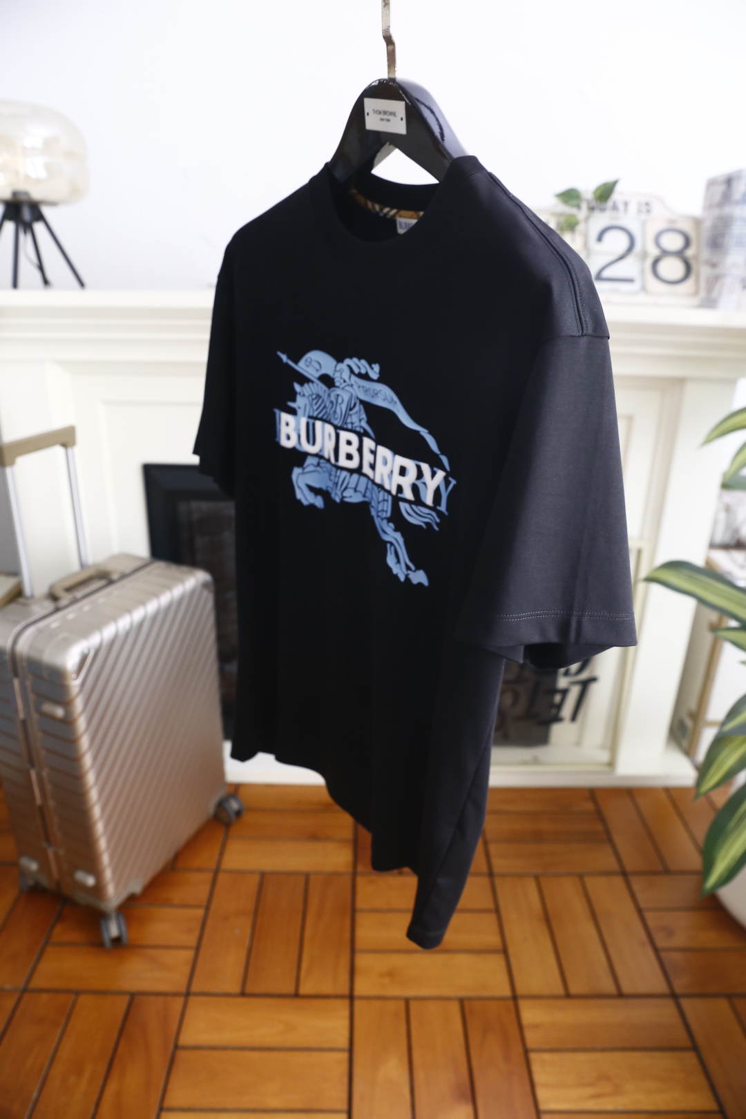 🔥巴宝莉.26夏季新品！时尚男士百搭圆领短袖T恤，以品牌标志性的骑士图案与字母标识作为核心视觉元素，图案