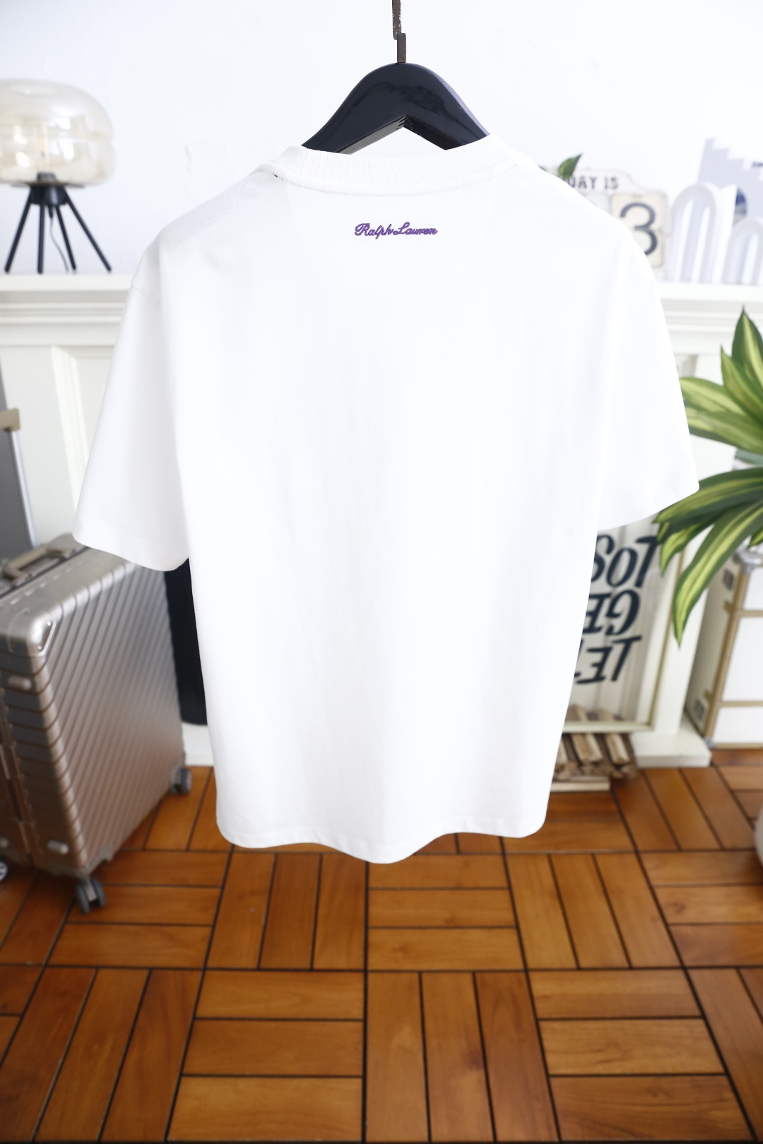 🔥保罗.26夏季新品！时尚男士百搭短袖👍经典圆领版型，领口撞色包边细节精致，胸前立体骏马刺绣点缀，简约衣