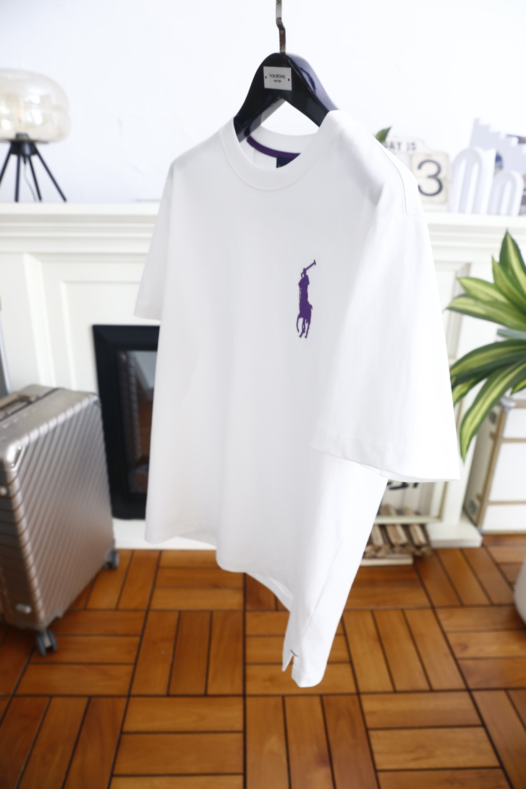 🔥保罗.26夏季新品！时尚男士百搭短袖👍经典圆领版型，领口撞色包边细节精致，胸前立体骏马刺绣点缀，简约衣
