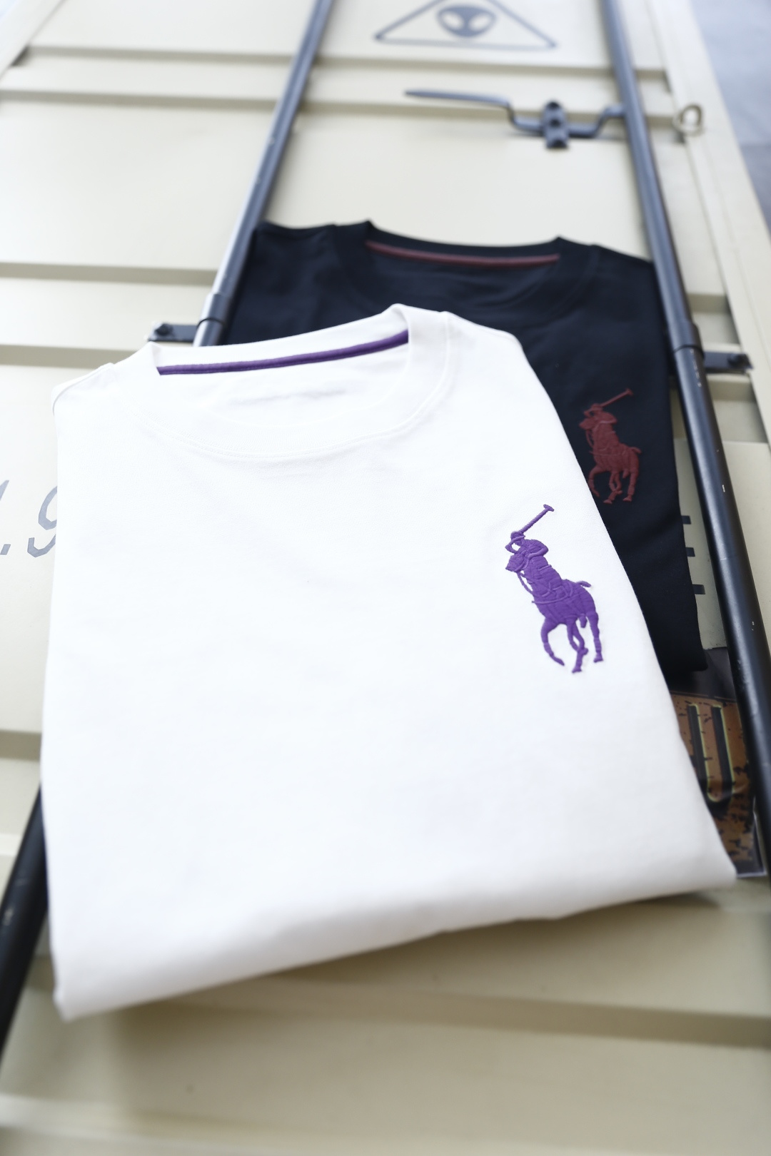 🔥保罗.26夏季新品！时尚男士百搭短袖👍经典圆领版型，领口撞色包边细节精致，胸前立体骏马刺绣点缀，简约衣