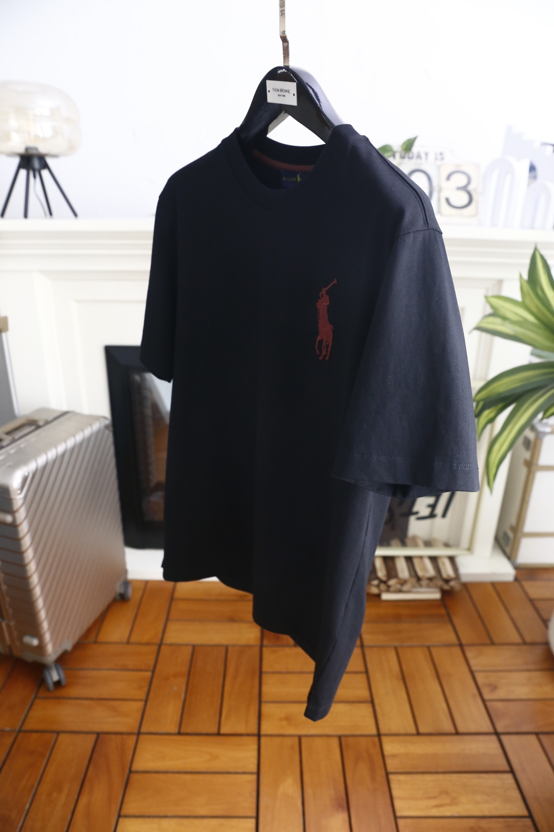 🔥保罗.26夏季新品！时尚男士百搭短袖👍经典圆领版型，领口撞色包边细节精致，胸前立体骏马刺绣点缀，简约衣