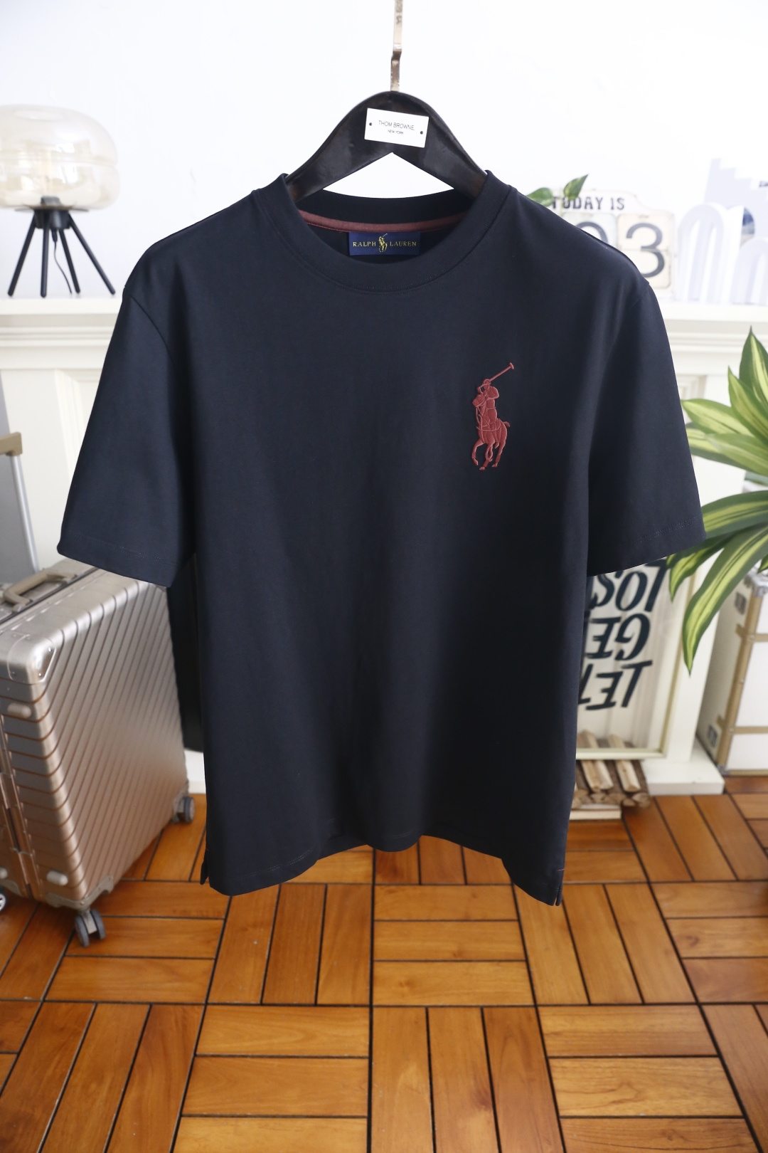 🔥保罗.26夏季新品！时尚男士百搭短袖👍经典圆领版型，领口撞色包边细节精致，胸前立体骏马刺绣点缀，简约衣