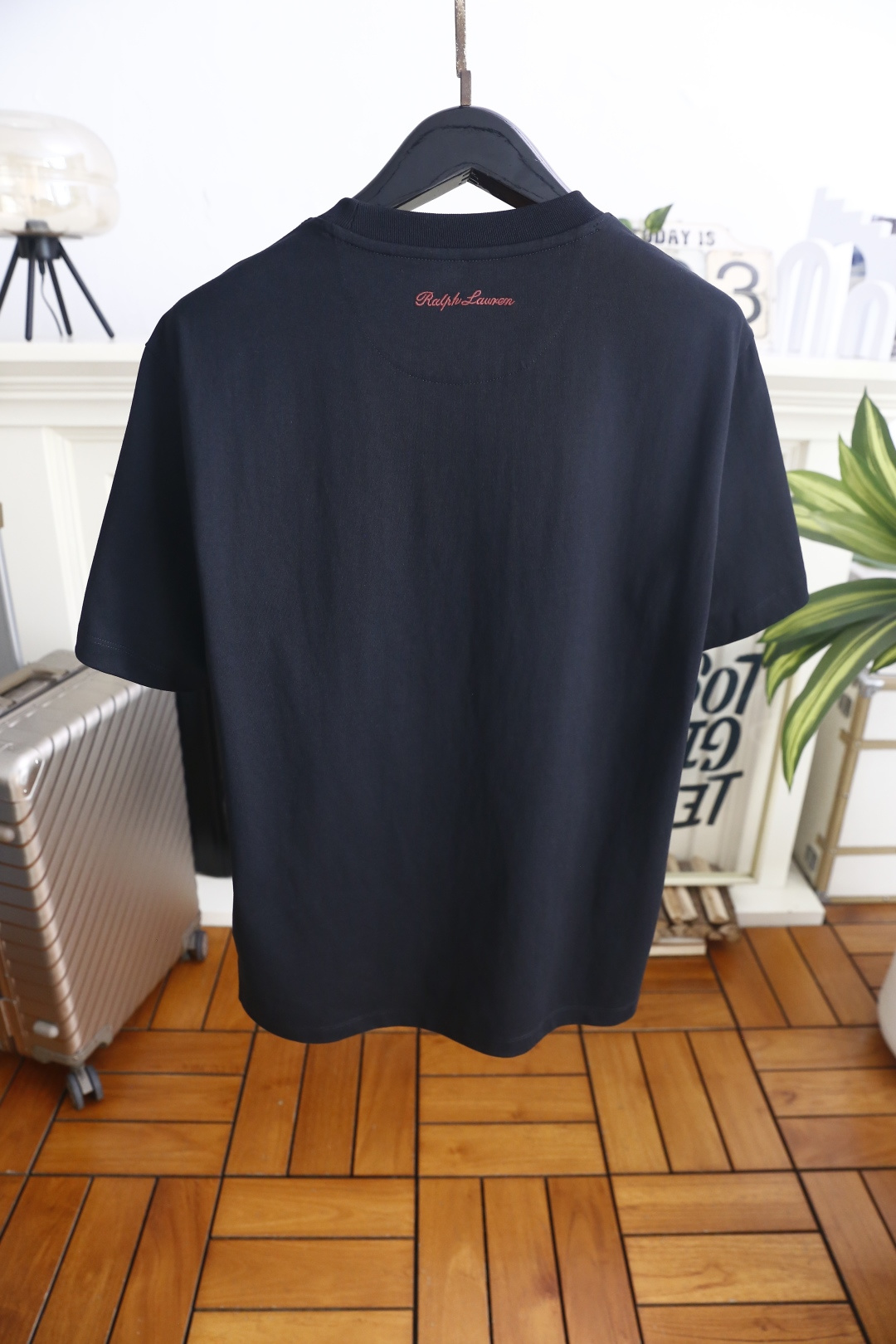 🔥保罗.26夏季新品！时尚男士百搭短袖👍经典圆领版型，领口撞色包边细节精致，胸前立体骏马刺绣点缀，简约衣