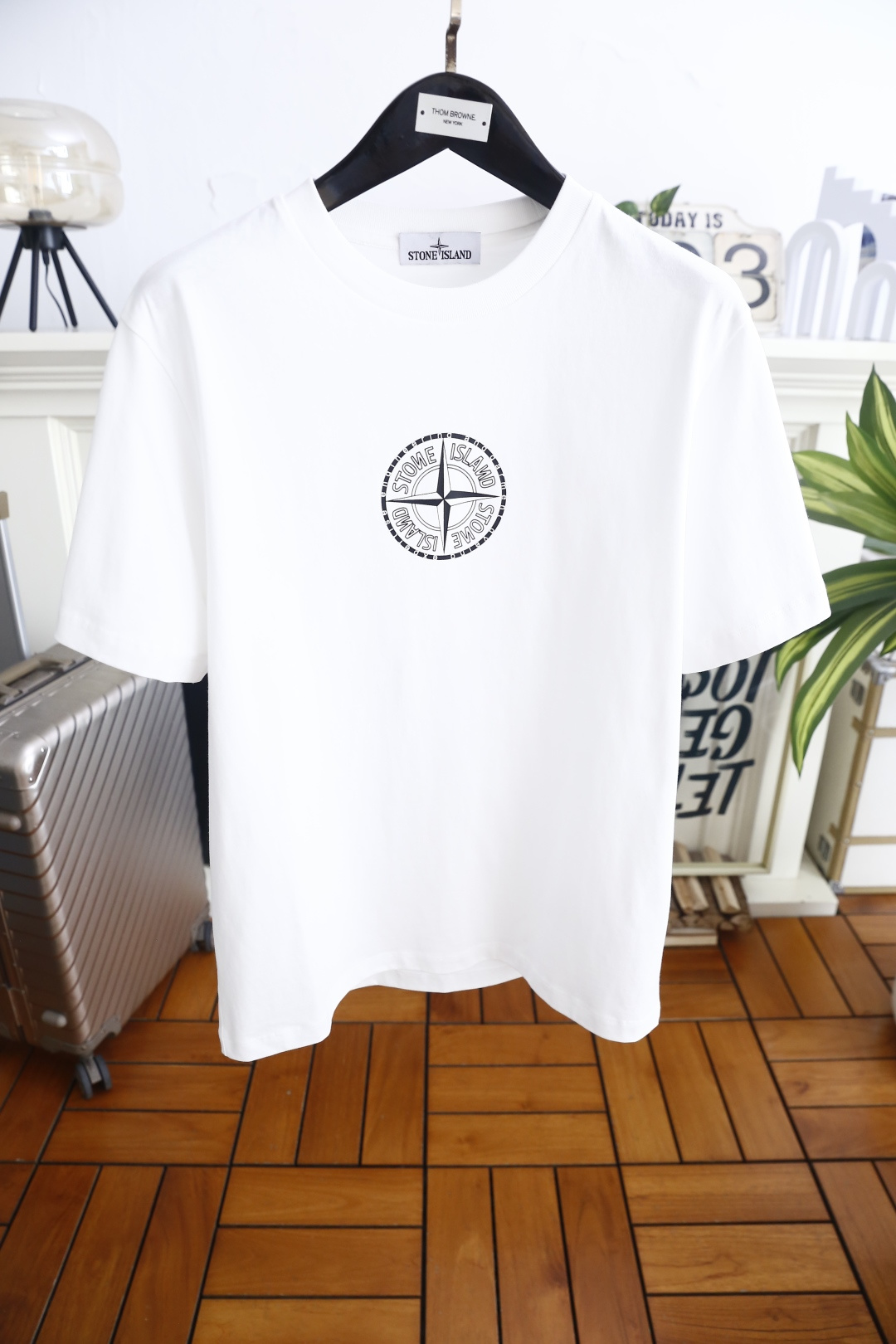 🔥石头岛.26夏季新品！时尚男士百搭短袖👍标准圆领剪裁，胸前罗盘徽标压印设计低调精致，衣身简洁无多余装饰