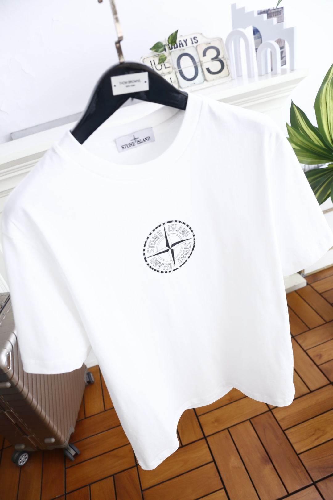 🔥石头岛.26夏季新品！时尚男士百搭短袖👍标准圆领剪裁，胸前罗盘徽标压印设计低调精致，衣身简洁无多余装饰
