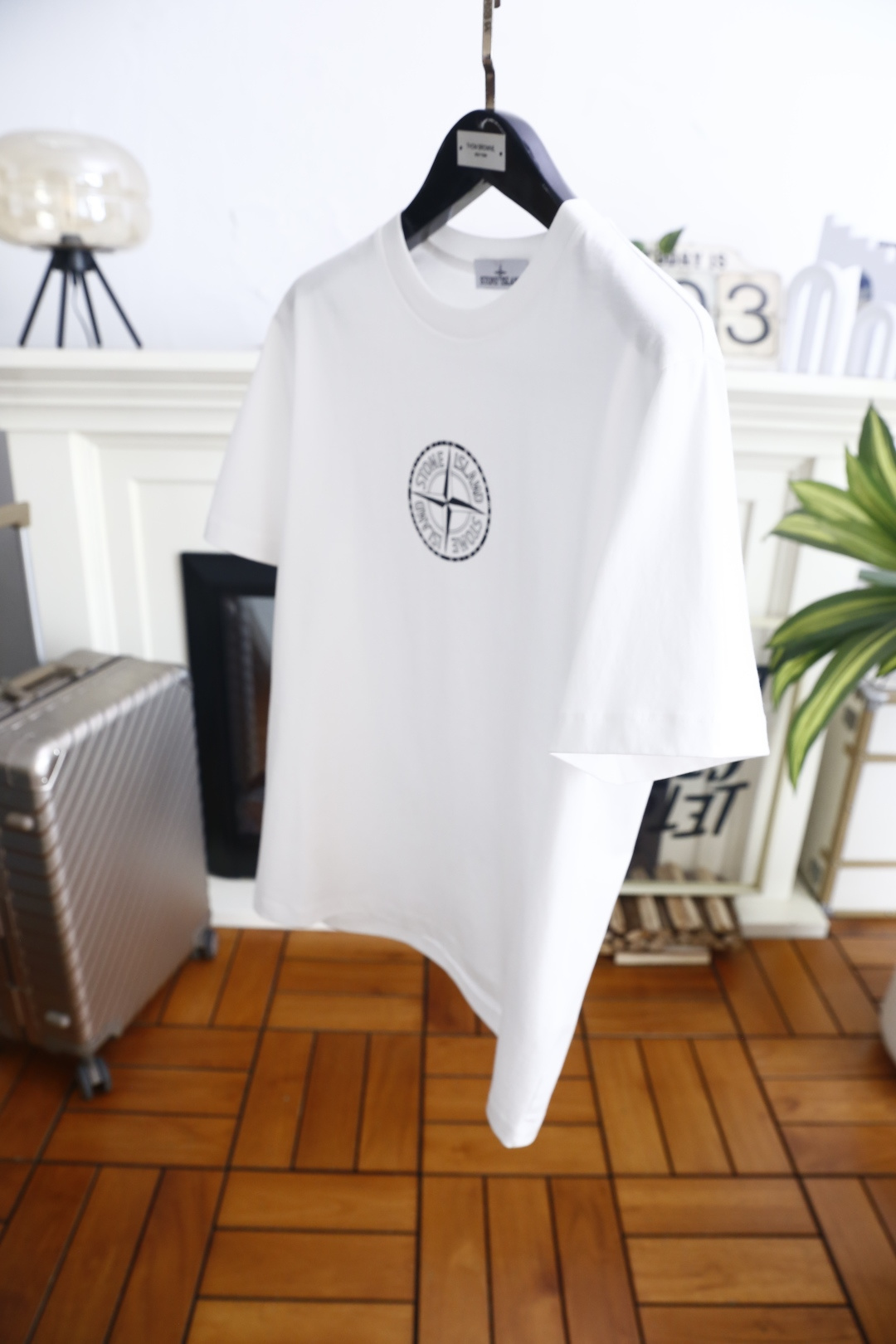 🔥石头岛.26夏季新品！时尚男士百搭短袖👍标准圆领剪裁，胸前罗盘徽标压印设计低调精致，衣身简洁无多余装饰