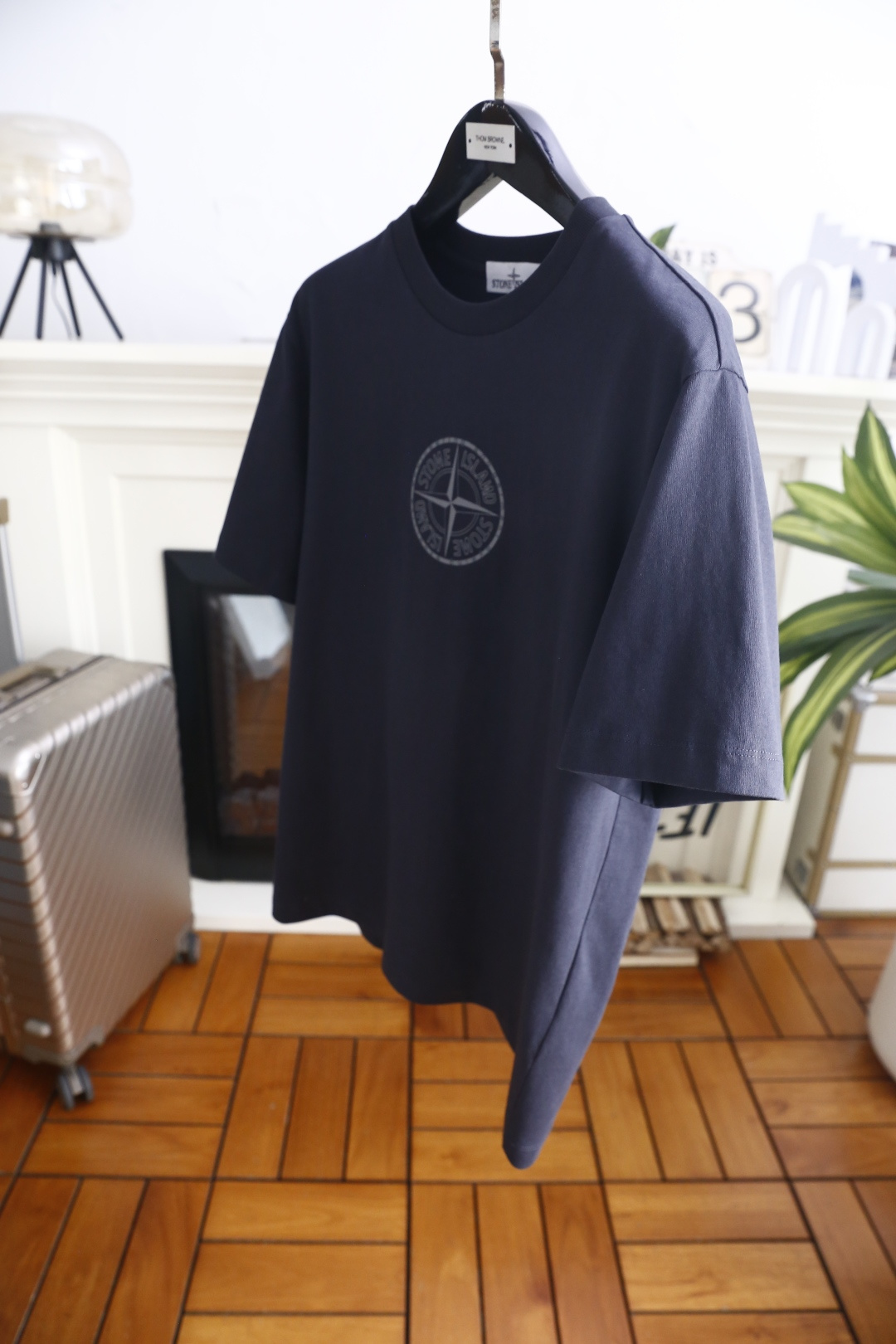 🔥石头岛.26夏季新品！时尚男士百搭短袖👍标准圆领剪裁，胸前罗盘徽标压印设计低调精致，衣身简洁无多余装饰