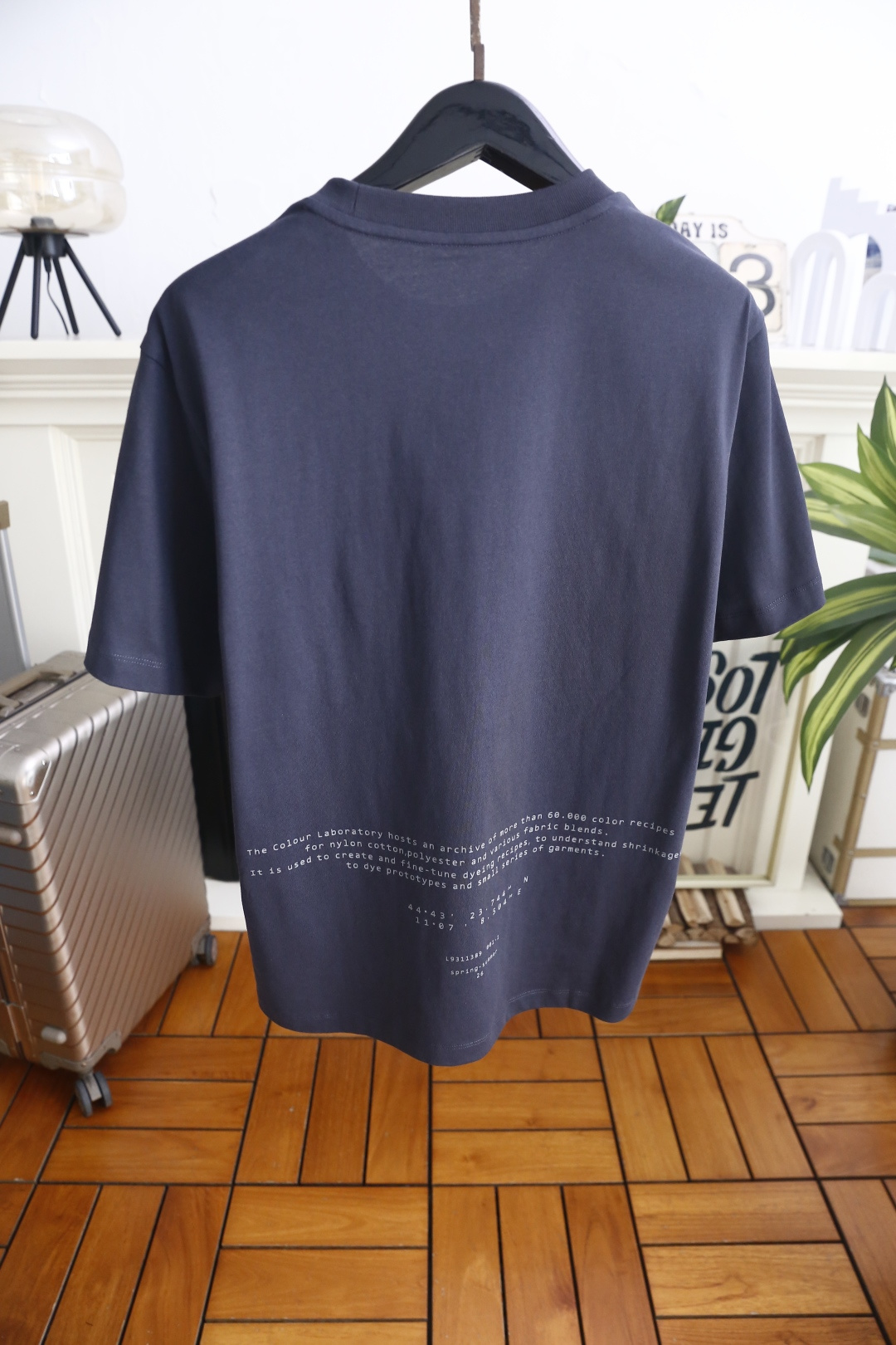 🔥石头岛.26夏季新品！时尚男士百搭短袖👍标准圆领剪裁，胸前罗盘徽标压印设计低调精致，衣身简洁无多余装饰