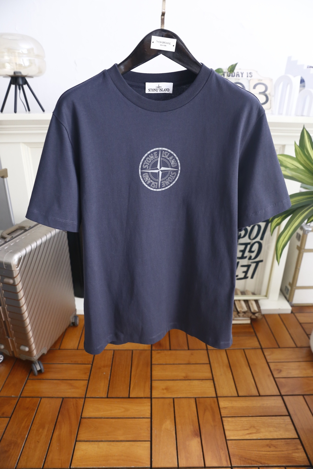 🔥石头岛.26夏季新品！时尚男士百搭短袖👍标准圆领剪裁，胸前罗盘徽标压印设计低调精致，衣身简洁无多余装饰