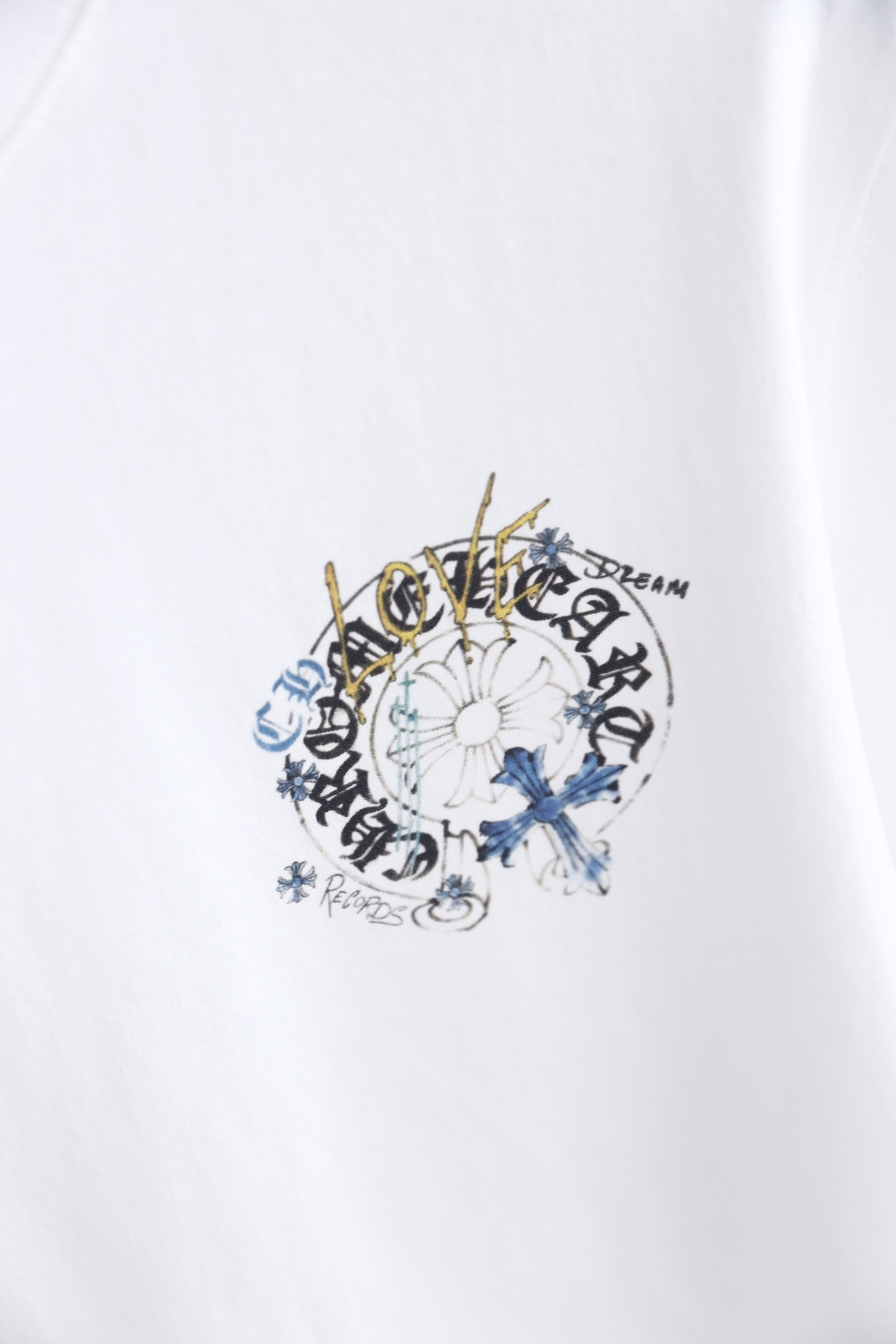 🔥克罗心.26夏季新品！时尚男士百搭短袖👍经典圆领设计，领口内侧印有精致字符细节，胸口哥特风印花图案层次