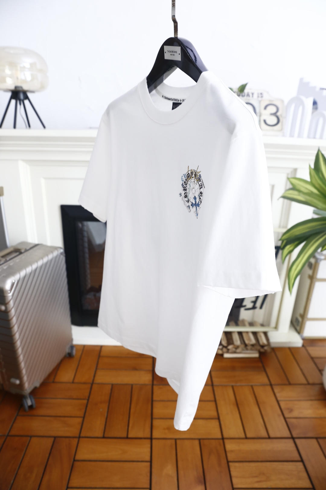 🔥克罗心.26夏季新品！时尚男士百搭短袖👍经典圆领设计，领口内侧印有精致字符细节，胸口哥特风印花图案层次