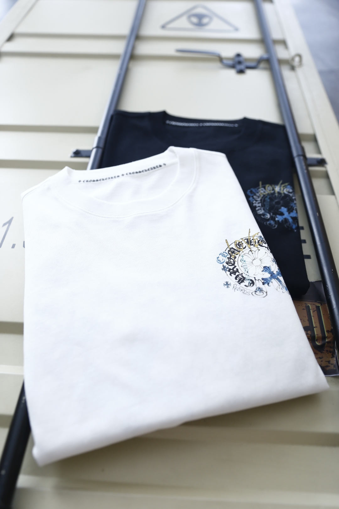 🔥克罗心.26夏季新品！时尚男士百搭短袖👍经典圆领设计，领口内侧印有精致字符细节，胸口哥特风印花图案层次