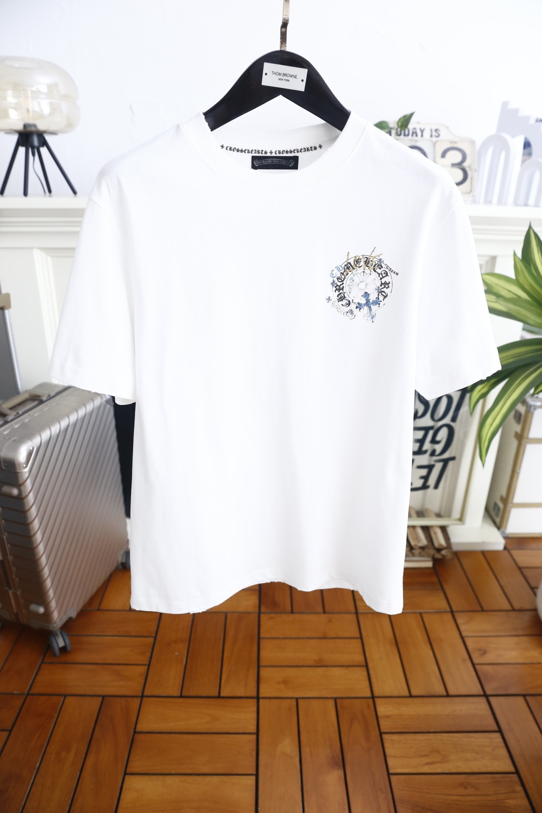 🔥克罗心.26夏季新品！时尚男士百搭短袖👍经典圆领设计，领口内侧印有精致字符细节，胸口哥特风印花图案层次