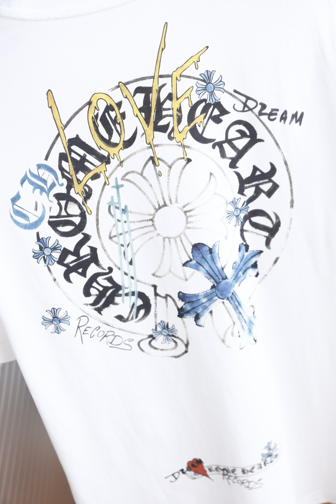 🔥克罗心.26夏季新品！时尚男士百搭短袖👍经典圆领设计，领口内侧印有精致字符细节，胸口哥特风印花图案层次