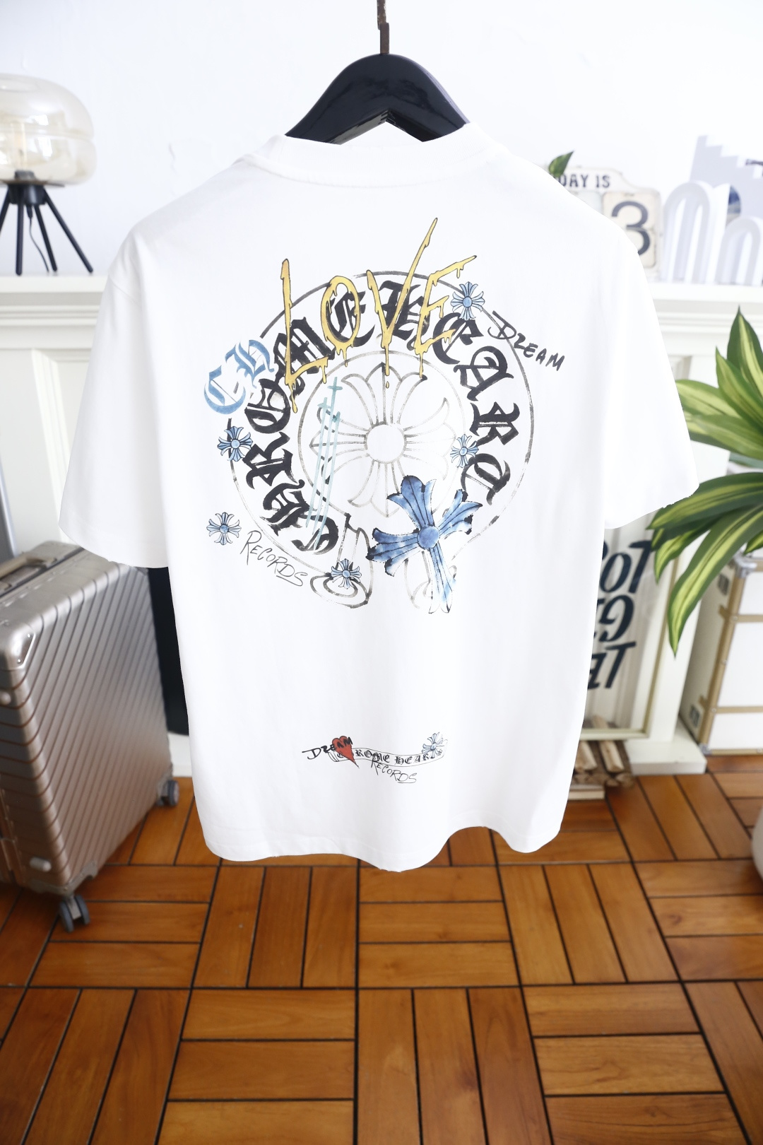 🔥克罗心.26夏季新品！时尚男士百搭短袖👍经典圆领设计，领口内侧印有精致字符细节，胸口哥特风印花图案层次