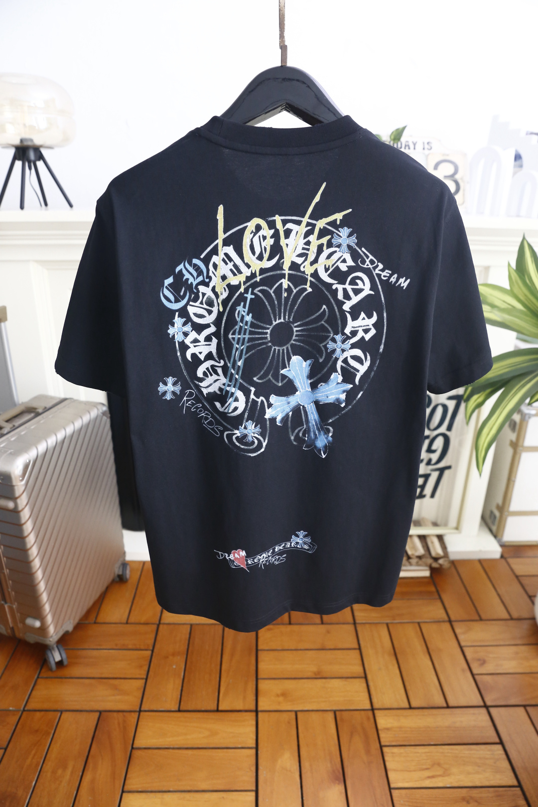 🔥克罗心.26夏季新品！时尚男士百搭短袖👍经典圆领设计，领口内侧印有精致字符细节，胸口哥特风印花图案层次