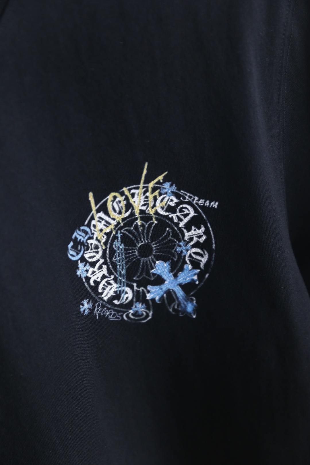 🔥克罗心.26夏季新品！时尚男士百搭短袖👍经典圆领设计，领口内侧印有精致字符细节，胸口哥特风印花图案层次