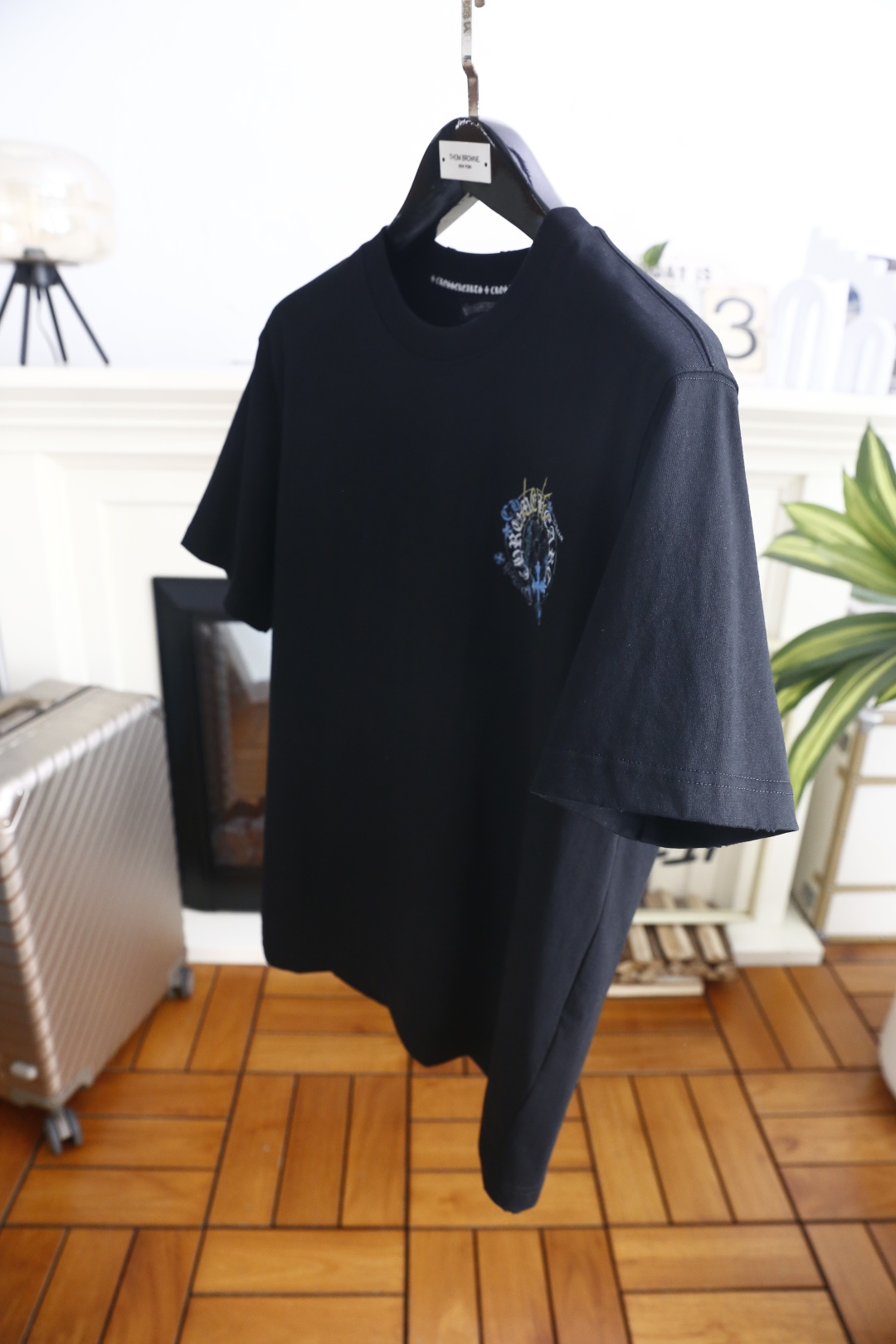 🔥克罗心.26夏季新品！时尚男士百搭短袖👍经典圆领设计，领口内侧印有精致字符细节，胸口哥特风印花图案层次