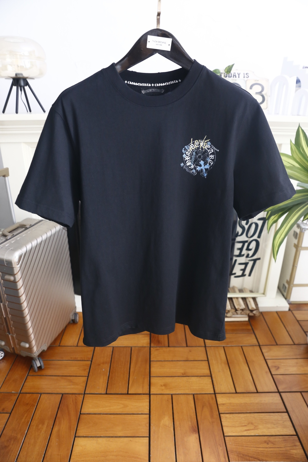 🔥克罗心.26夏季新品！时尚男士百搭短袖👍经典圆领设计，领口内侧印有精致字符细节，胸口哥特风印花图案层次