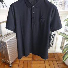 🔥杜嘉班纳.26夏季新品!时尚男士利落经典的翻领Polo衫,简约大气的通勤休闲款型。门襟三颗纽扣设计,胸 🔥杜嘉班纳.26夏季新品!时尚男士利落经典的翻领Polo衫,简约大气的通勤休闲款型。门襟三颗纽扣设计,胸