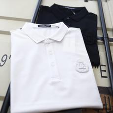 🔥杜嘉班纳.26夏季新品!时尚男士利落经典的翻领Polo衫,简约大气的通勤休闲款型。门襟三颗纽扣设计,胸 🔥杜嘉班纳.26夏季新品!时尚男士利落经典的翻领Polo衫,简约大气的通勤休闲款型。门襟三颗纽扣设计,胸