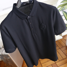 🔥杜嘉班纳.26夏季新品!时尚男士利落经典的翻领Polo衫,简约大气的通勤休闲款型。门襟三颗纽扣设计,胸 🔥杜嘉班纳.26夏季新品!时尚男士利落经典的翻领Polo衫,简约大气的通勤休闲款型。门襟三颗纽扣设计,胸