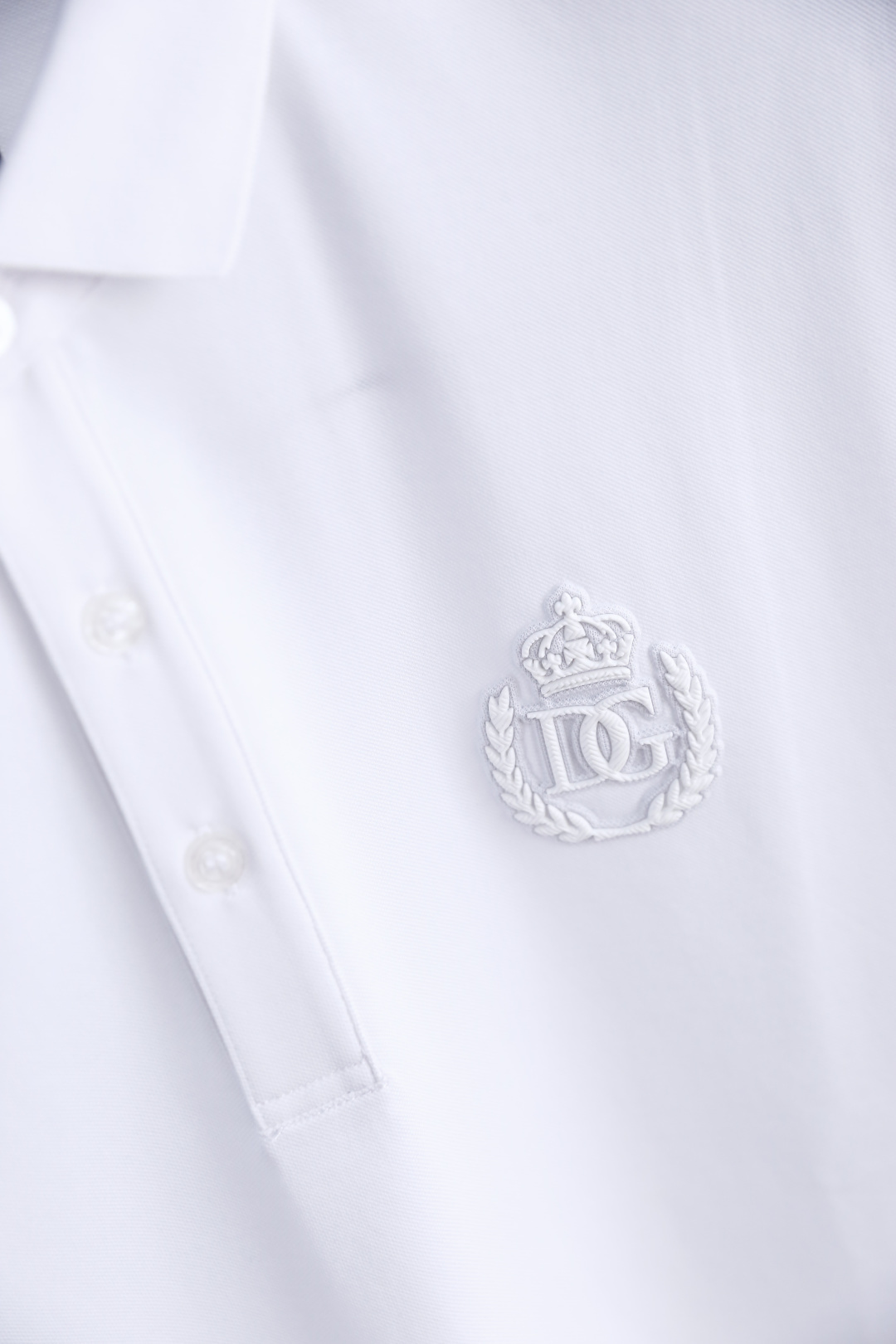 🔥杜嘉班纳.26夏季新品！时尚男士利落经典的翻领Polo衫，简约大气的通勤休闲款型。门襟三颗纽扣设计，胸