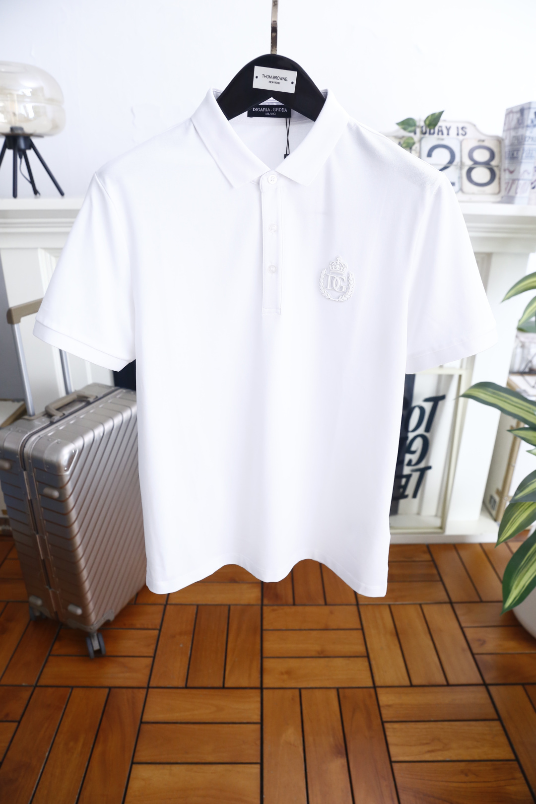 🔥杜嘉班纳.26夏季新品！时尚男士利落经典的翻领Polo衫，简约大气的通勤休闲款型。门襟三颗纽扣设计，胸