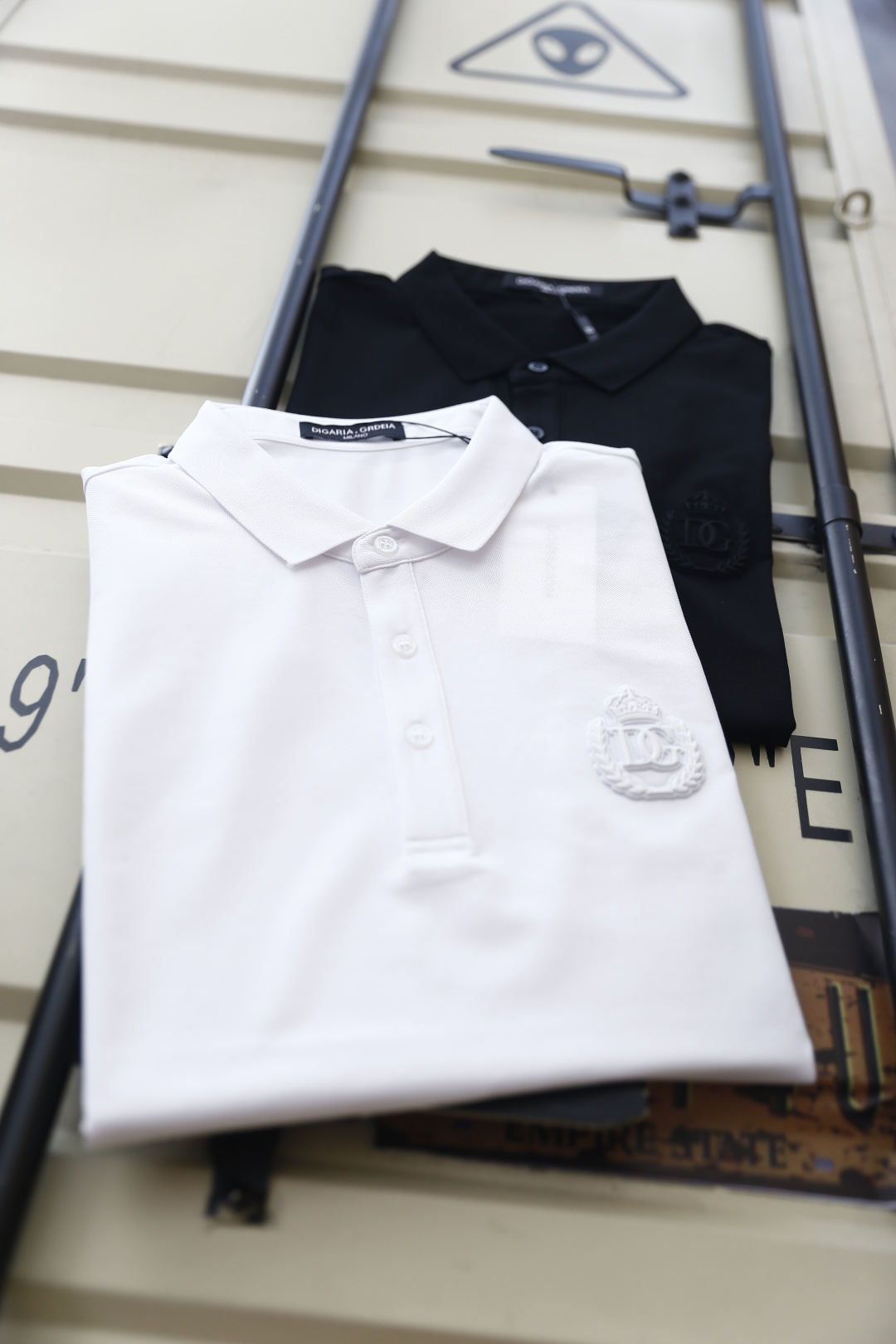 🔥杜嘉班纳.26夏季新品！时尚男士利落经典的翻领Polo衫，简约大气的通勤休闲款型。门襟三颗纽扣设计，胸