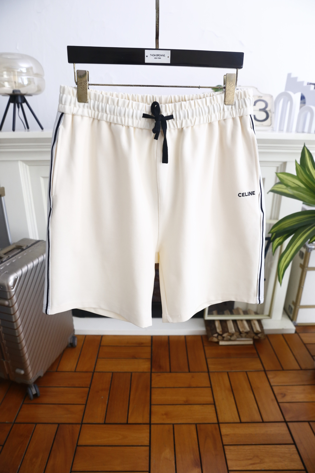🔥瑟琳.26夏季新品！时尚男士潮流百搭短裤🩳松紧抽绳腰头，可随心调节适配不同腰围，两侧设实用插袋。裤身侧