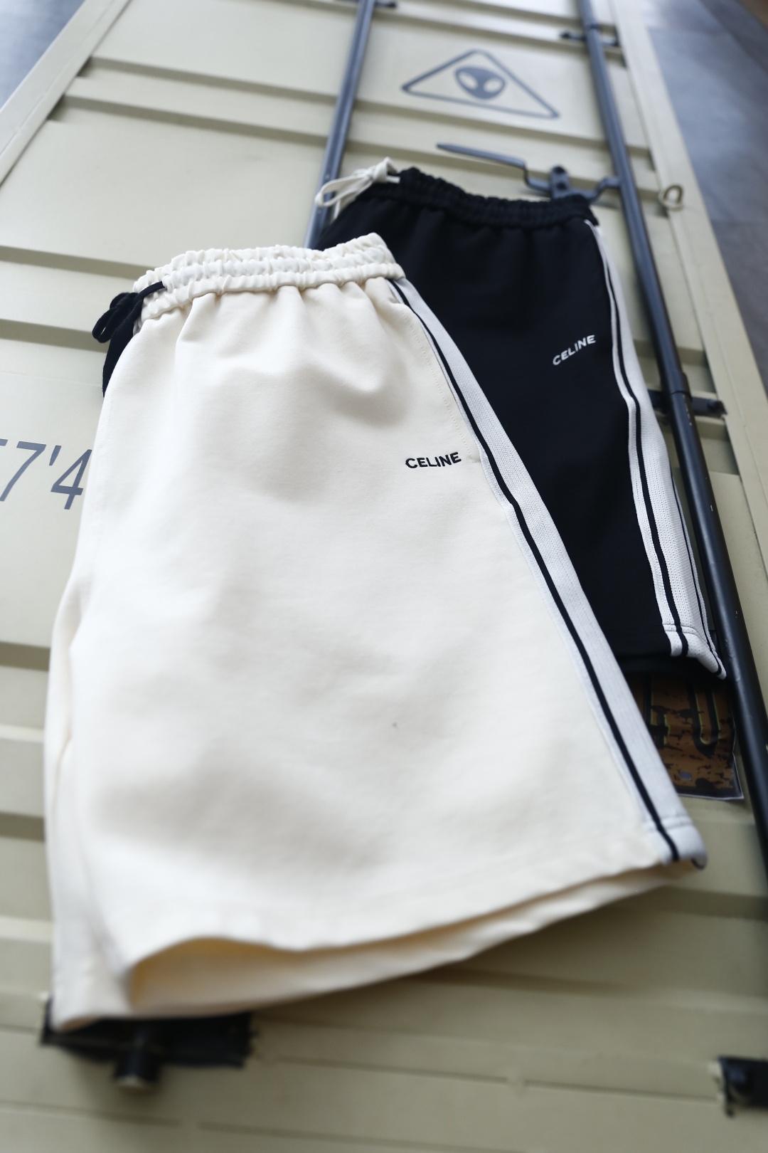 🔥瑟琳.26夏季新品！时尚男士潮流百搭短裤🩳松紧抽绳腰头，可随心调节适配不同腰围，两侧设实用插袋。裤身侧