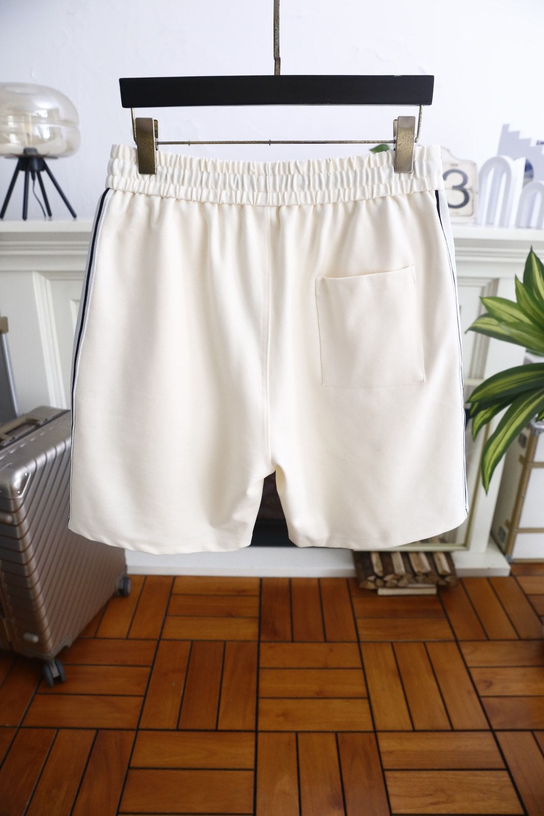 🔥瑟琳.26夏季新品！时尚男士潮流百搭短裤🩳松紧抽绳腰头，可随心调节适配不同腰围，两侧设实用插袋。裤身侧