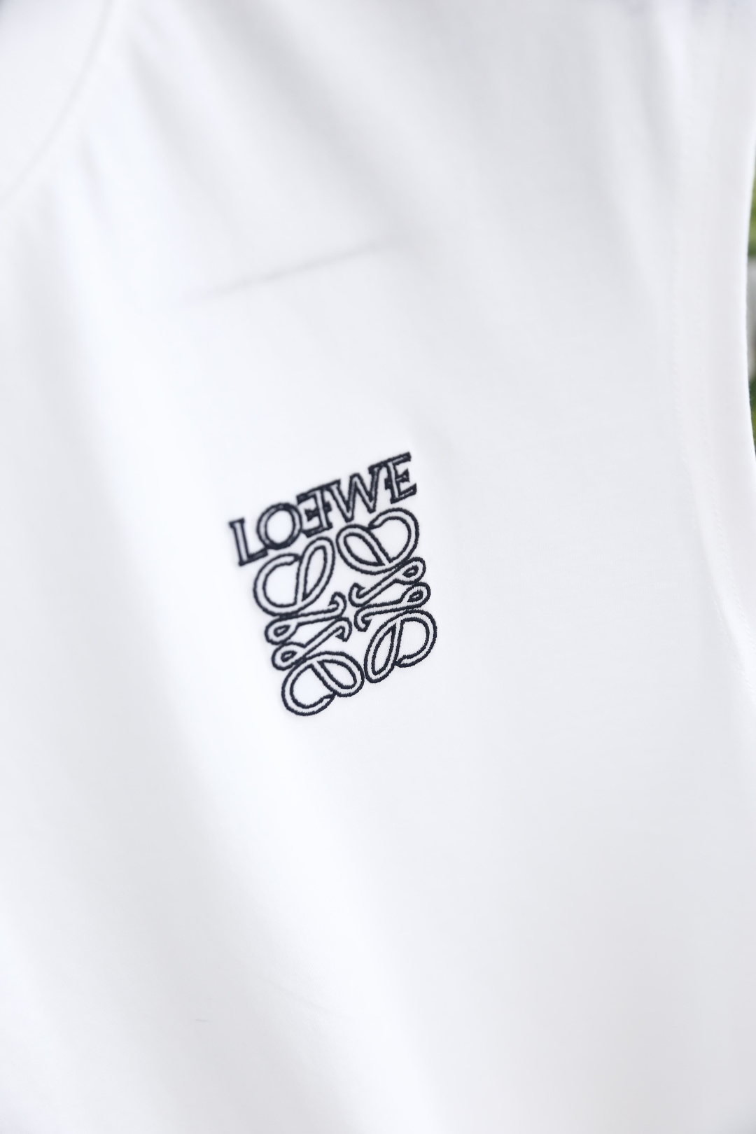 🔥罗意威.26夏季新品！时尚男士潮流百搭圆领无袖背心👍利落裁线修饰肩臂线条。胸口配有精致复古纹样刺绣标识